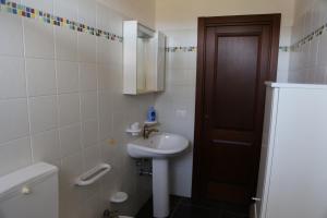 レイタニにあるVille Vendicari al mareのバスルーム(洗面台、トイレ、鏡付)