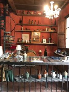 una habitación con una mesa con jarrones en los estantes en Molino la Tebaida, en San Martín