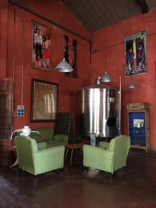 Una sala de estar con dos sillas y una mesa. en Molino la Tebaida, en San Martín