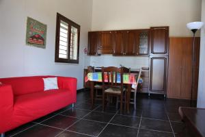 レイタニにあるVille Vendicari al mareのリビングルーム(赤いソファ、テーブル付)