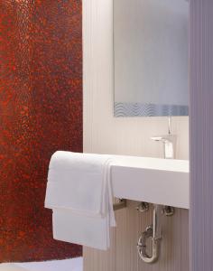 y baño con lavabo blanco y espejo. en Antidoto Rooms San Agustín - Recomendado para adultos, en Toledo