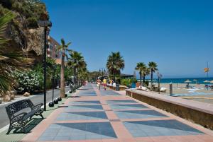 chodnik obok plaży z palmami w obiekcie Apartamentos Villa Mar 13 Torremolinos w mieście Torremolinos
