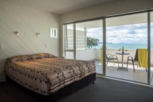 Rúm í herbergi á The Oceanside Motel
