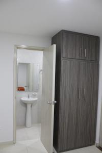 Hotel Pereira 421 tesisinde bir banyo