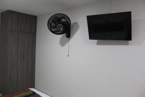 Μια τηλεόραση ή/και κέντρο ψυχαγωγίας στο Hotel Pereira 421