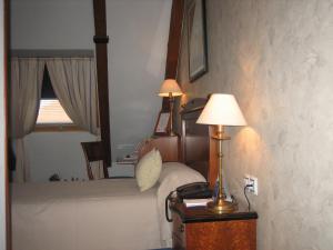 Łóżko lub łóżka w pokoju w obiekcie Hotel Santiago