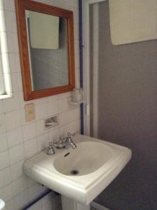 een badkamer met een witte wastafel en een spiegel bij Hotel New York Ciudad de Mexico in Mexico-Stad