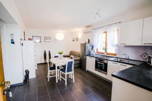 Kuchyň nebo kuchyňský kout v ubytování Apartments Toni