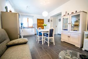 Kuchyň nebo kuchyňský kout v ubytování Apartments Toni
