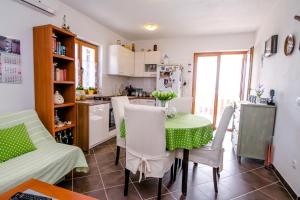 Kuchyň nebo kuchyňský kout v ubytování Apartments Toni