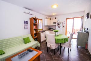 Kuchyň nebo kuchyňský kout v ubytování Apartments Toni