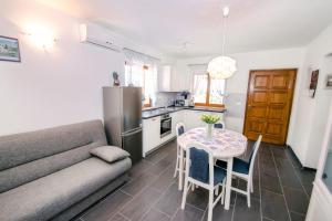 Kuchyň nebo kuchyňský kout v ubytování Apartments Toni