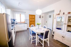 Kuchyň nebo kuchyňský kout v ubytování Apartments Toni