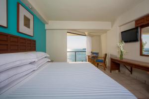 Rúm í herbergi á Barceló Ixtapa - All Inclusive