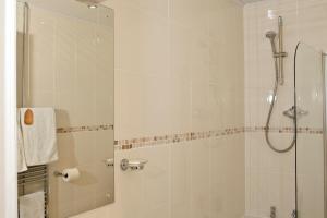 A bathroom at Tingle Creek Hotel 