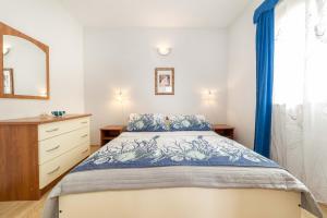 Ένα ή περισσότερα κρεβάτια σε δωμάτιο στο Apartments Petranić
