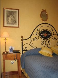 Łóżko lub łóżka w pokoju w obiekcie Hotel Santiago