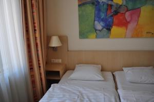 ein Schlafzimmer mit 2 Betten und einem Wandgemälde in der Unterkunft Apart1hotel in Luxemburg (Stadt)