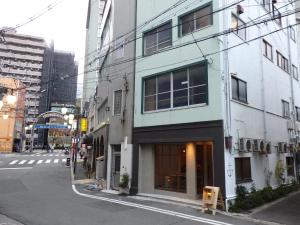 un bâtiment au coin d'une rue de la ville dans l'établissement Minato Hutte, à Kobe