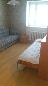 sala de estar con cama y sofá en Economy Baltics Apartments - Uue Maailma 19, en Tallin