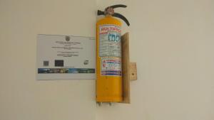 un extintor amarillo colgando de una pared en Apartamento 2D Ed.El Lago, en Santa Marta