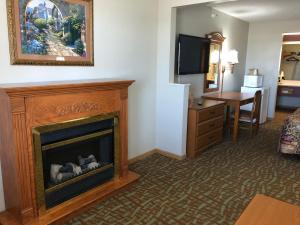 En TV eller et underholdningssystem på Countryside Suites Omaha