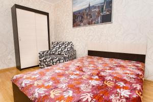 エカテリンブルクにあるКвартира в центре на Хохрякова 100のベッドルーム1室(ベッド1台、椅子付)
