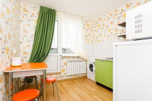 エカテリンブルクにあるКвартира в центре на Хохрякова 100の小さなキッチン(緑と白の家電製品、テーブル付)