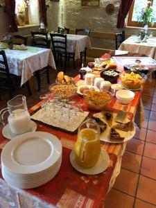 einen langen Tisch mit Teller mit Lebensmitteln drauf in der Unterkunft Auberge de la Réunion in Coinsins