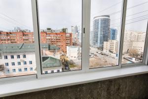 エカテリンブルクにあるКвартира в центре на Хохрякова 100の市街の景色を望む窓