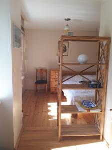 Camera con letto a castello e pavimento in legno. di Kopu 9 a Nida