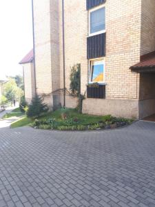 a brick building with a window on the side of it at Kopu 9 in Nida
