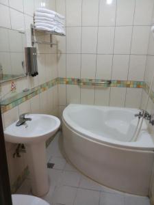 Ein Badezimmer in der Unterkunft Puti Commercial Hotel