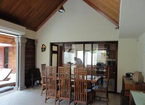a dining room with a wooden table and chairs at Villa Dodo in Pereybere