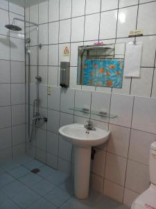 Ein Badezimmer in der Unterkunft Puti Commercial Hotel