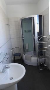 Bathroom sa FeWo in der Villa Gora, in Bergen auf Rügen