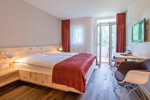 Postel nebo postele na pokoji v ubytování Hotel Schweizerhof Sils Maria, a Faern Collection Hotel
