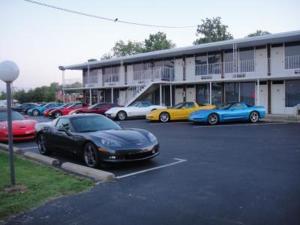un gruppo di auto parcheggiate in un parcheggio di fronte a un edificio di Bryce Inn a Smiths Grove
