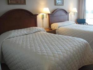 
A bed or beds in a room at Bryce Inn
