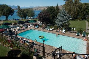 Вид на бассейн в Lakeside Lodge and Suites или окрестностях
