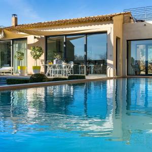 une piscine devant une maison dans l'établissement BB 12 LUBERON chambres d'hôtes contemporaines, à Gordes