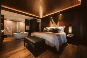 Postel nebo postele na pokoji v ubytování The Vira Bali Boutique Hotel & Suite