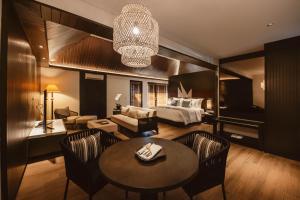 Postel nebo postele na pokoji v ubytování The Vira Bali Boutique Hotel & Suite
