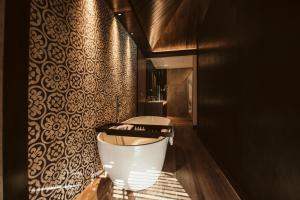 Koupelna v ubytování The Vira Bali Boutique Hotel & Suite