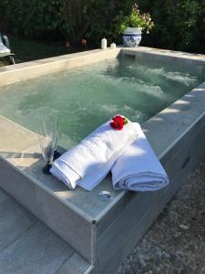 a towel sitting in a pool of water at Sweet Home & Apartments in Fontane Bianche