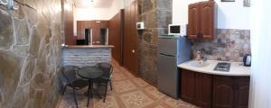 een keuken met 2 krukken, een wastafel en een koelkast bij Apartments at Alupka in Alupka