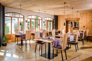 Reštaurácia alebo iné gastronomické zariadenie v ubytovaní Botango