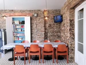 a dining room with a table and chairs at Albergue Savior in Lourenzá