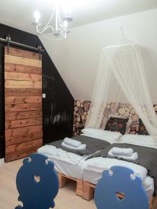 1 dormitorio con 1 cama con dosel en Leśna Kryjówka, en Trzebciny