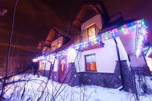 a house with christmas lights on the side of it at U Beaty in Frydman
